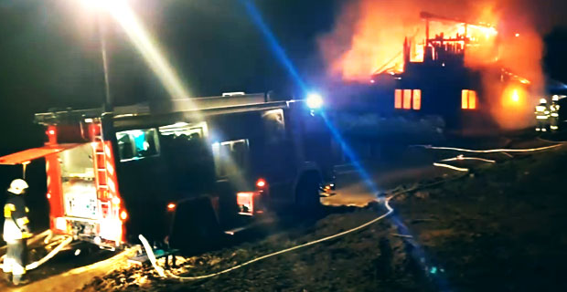 Akcja gaśnicza płonącego budynku na polskiej wsi