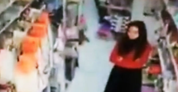 Bydlak podpalił własną żonę w sklepie spożywczym