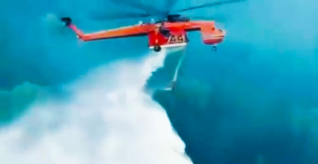 Helikopter gasi płonące drzewo w Kanadzie