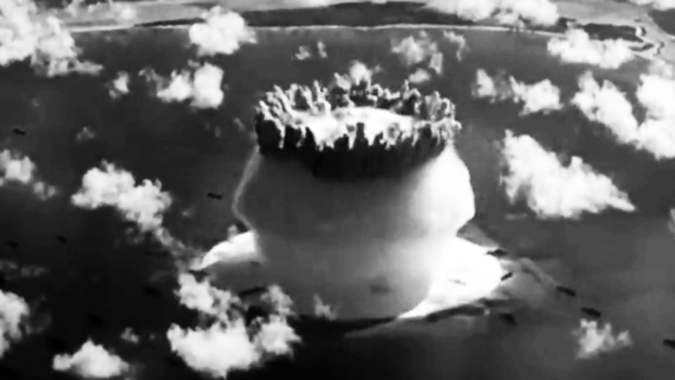 Detonacja bomby atomowej na oceanie