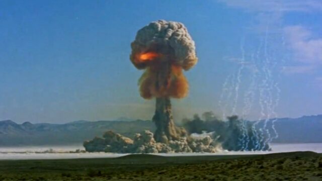 Jeden z wielu atomowych wybuchów na pustyni w Nevadzie
