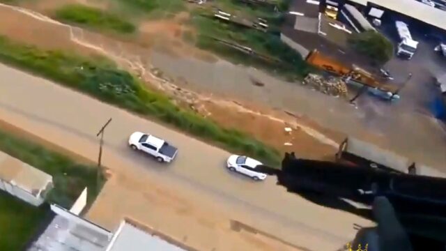 Brazylijski helikopter policyjny ściga i ostrzeliwuje samochód z powietrza