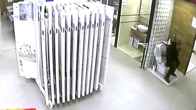 Kobieta zesrała się do toalety na sklepowej ekspozycji