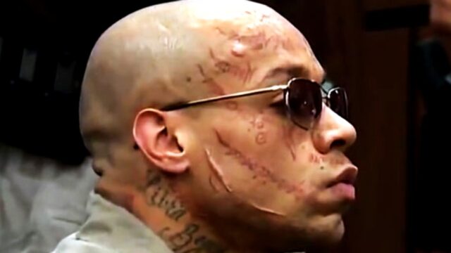 Nikko Jenkins z zaciekawieniem przysłuchuje się swojemu wyrokowi kary śmierci
