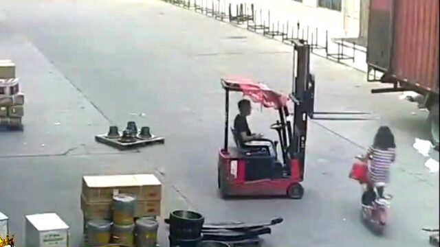 Kobieta na skuterze rozwala się o podniesione widelce wózka widłowego