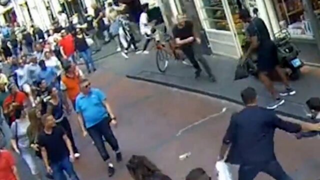 Mężczyzna zadźgany nożem w centrum Amsterdamu