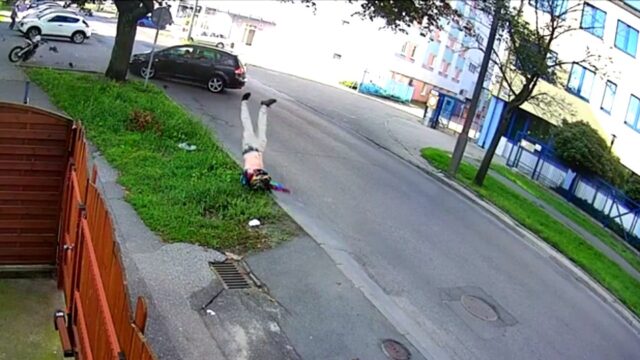 Polski motocyklista wbija się w skręcający samochód