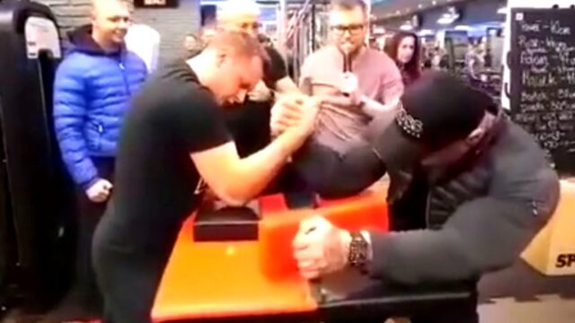 Złamanie kości podczas siłowania na rękę